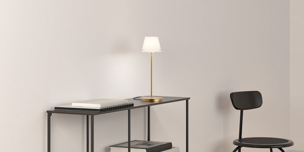 Gil bordslampa mässingsfärg med opalglas