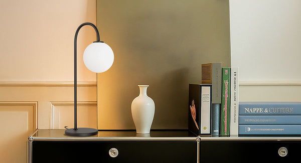 Ballon bordslampa svart med opalglas