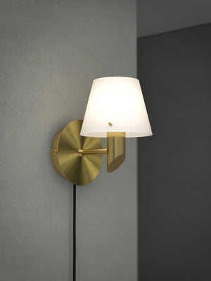 Gil vägglampa mässingsfärg